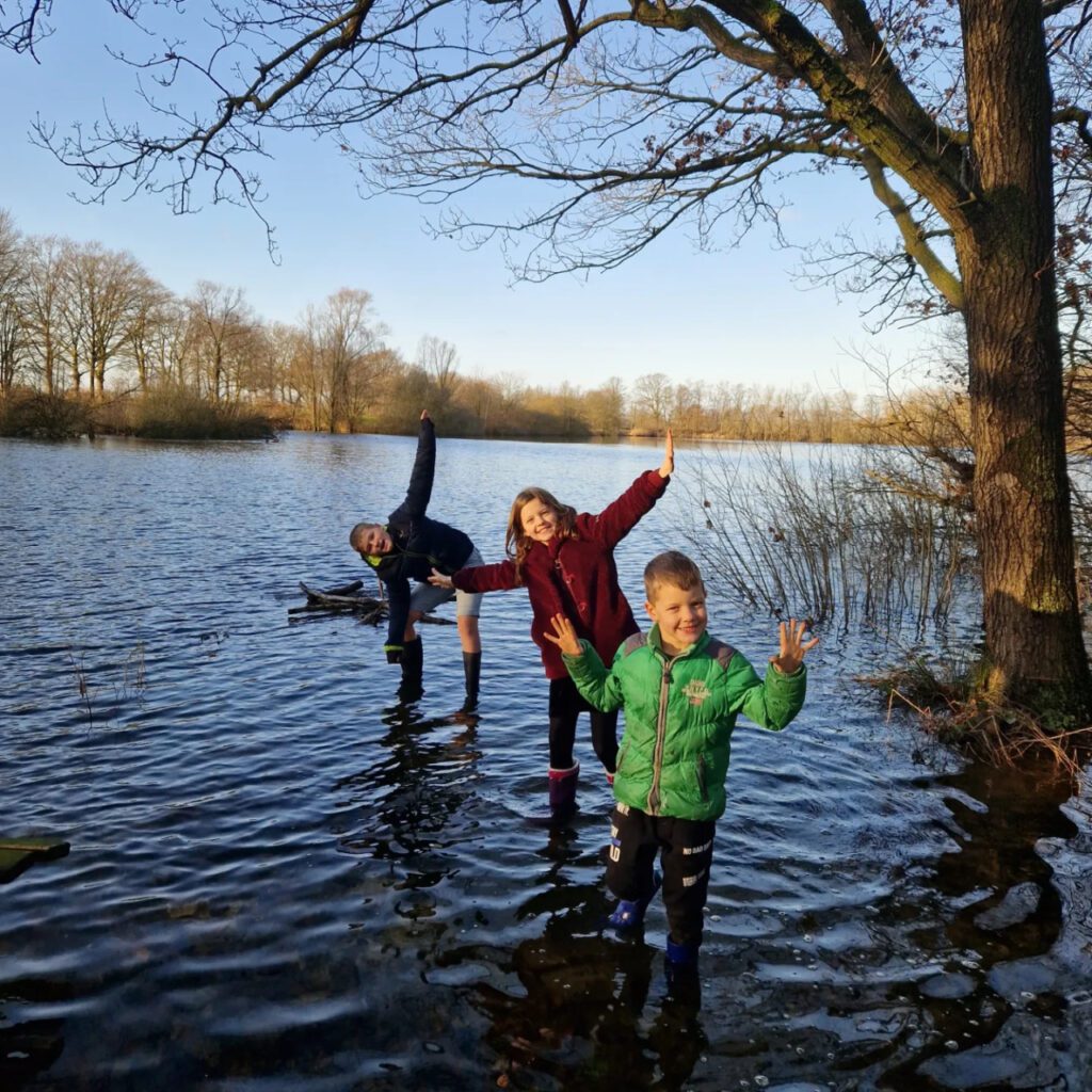 met laarzen in water Leemputten