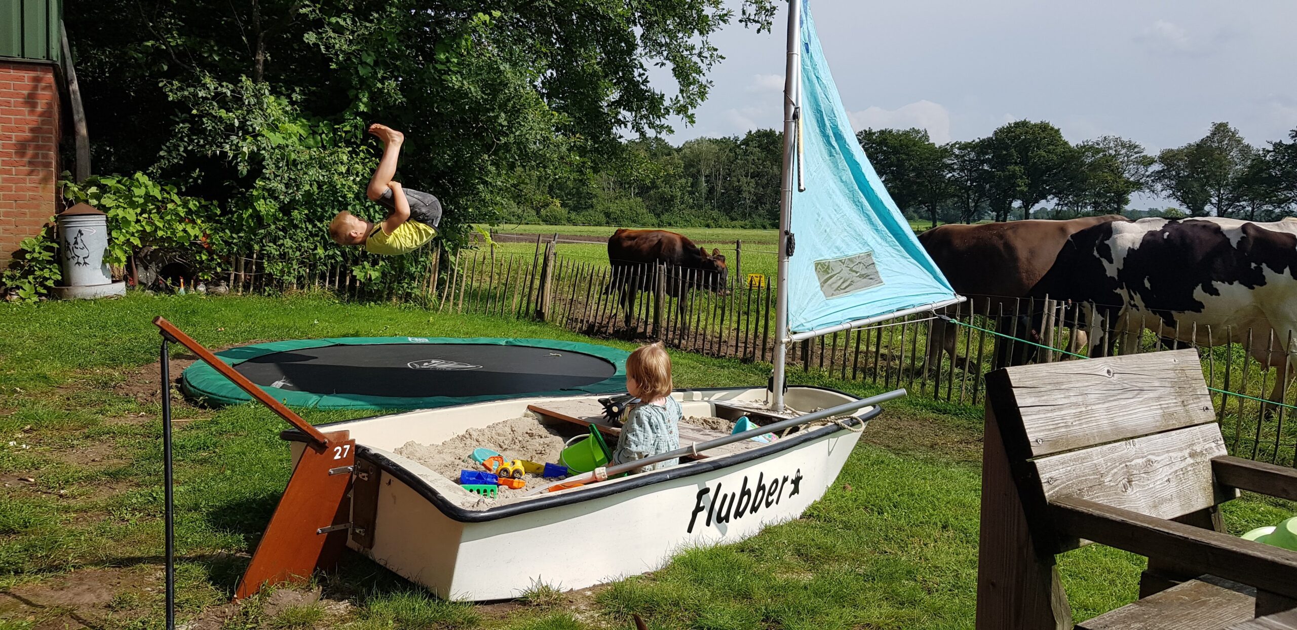 Vakantiehuis in Groenlo - Spelen in tuin Vakantiehuis in Groenlo - Spelen in tuin